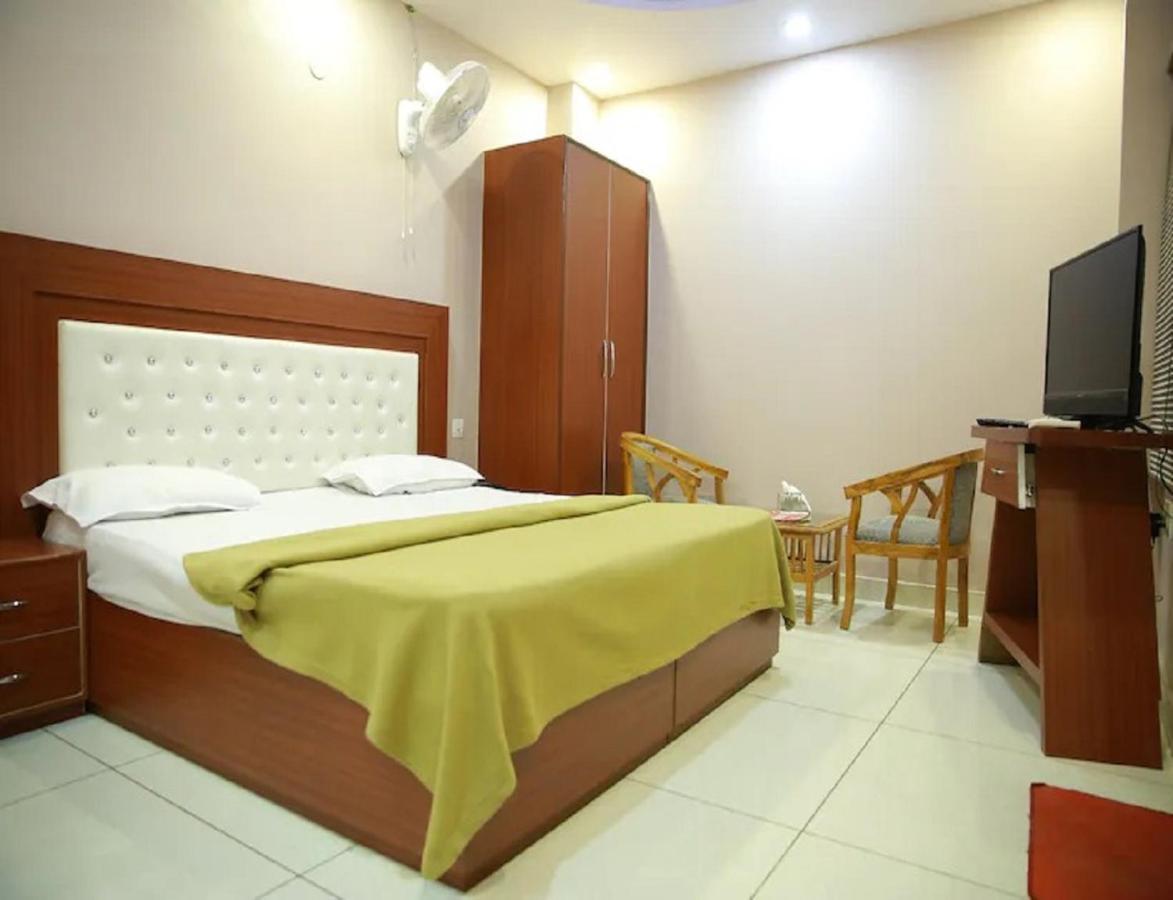 Hotel Kings, Rohtak Kültér fotó