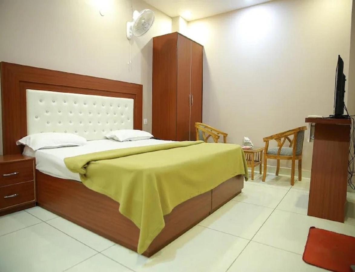Hotel Kings, Rohtak Kültér fotó