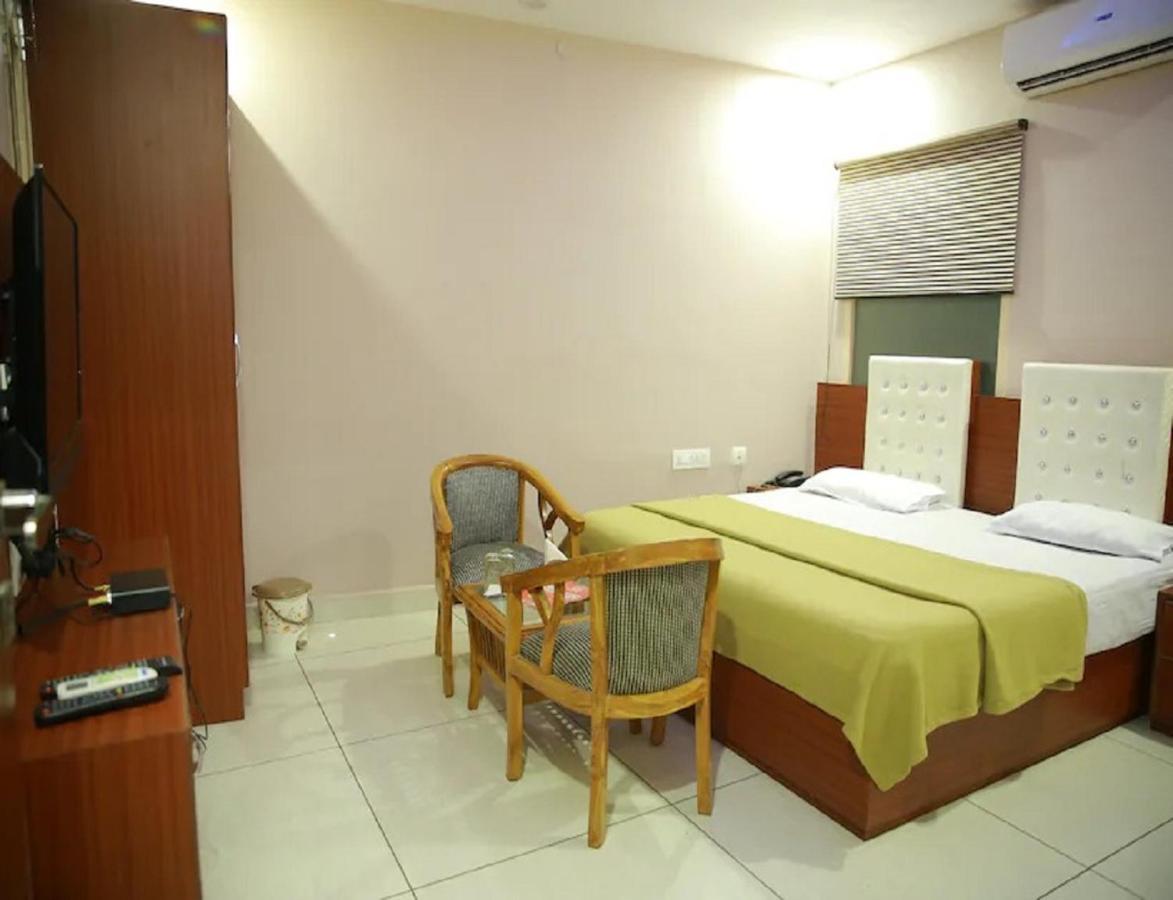 Hotel Kings, Rohtak Kültér fotó